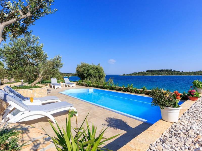 Ferienhaus mit Pool 30 m von Strand Okrug Gornji, Ciovo 