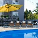 Ferienhaus mit Pool 300 m von Strand Biograd, Dalmatien 