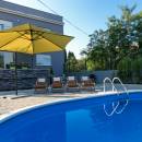 Ferienhaus mit Pool 300 m von Strand Biograd, Dalmatien 