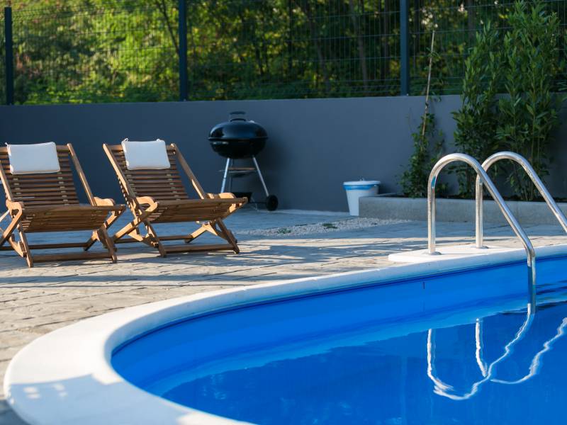 Ferienhaus mit Pool 300 m von Strand Biograd, Dalmatien 