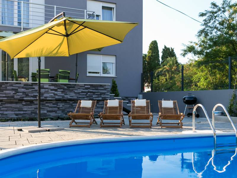 Ferienhaus mit Pool 300 m von Strand Biograd, Dalmatien 