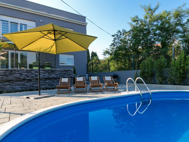 Ferienhaus mit Pool 300 m von Strand Biograd, Dalmatien 