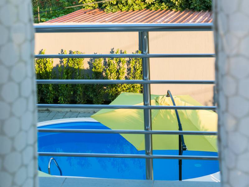 Ferienhaus mit Pool 300 m von Strand Biograd, Dalmatien 