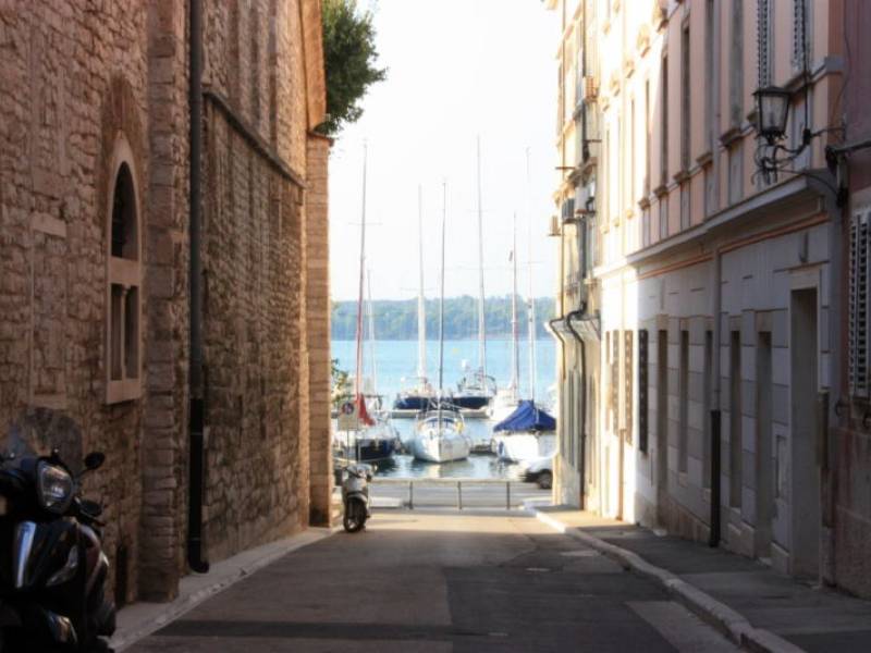 Reise Spaziergang durch Pula, Istrien, Kroatien 