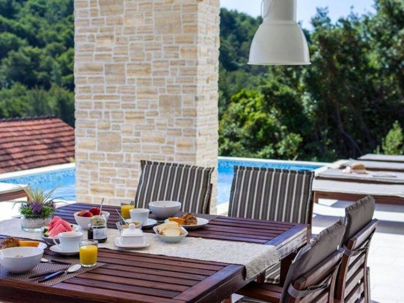 Vila s bazenom i prekrasnim pogledom na more na otoku Iž, Dalmacija, Hrvatska Vila s bazenom i prekrasnim pogledom na more na otoku Iž, Dalmacija, Hrvatska