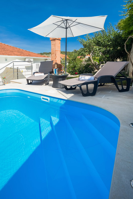 Villa met zwembad, Nerezisca, eiland Brač, Dalmatië, Kroatië 