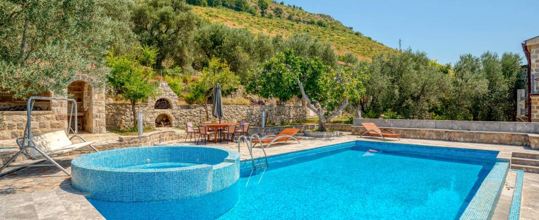 OLIVE GROVE With Pool