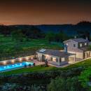 Villa Augustina, villa di lusso con piscina in Groznjan, Istria, Croazia Cijelo imanje iz zraka noću Villa Augustina, villa di lusso con piscina in Groznjan, Istria, Croazia Cijelo imanje iz zraka noću