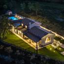 Villa Augustina, villa di lusso con piscina in Groznjan, Istria, Croazia Cijelo imanje noću iz zraka Villa Augustina, villa di lusso con piscina in Groznjan, Istria, Croazia Cijelo imanje noću iz zraka