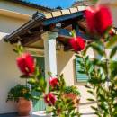 Villa Augustina, villa di lusso con piscina in Groznjan, Istria, Croazia Detalj glavnog ulaza u villu Villa Augustina, villa di lusso con piscina in Groznjan, Istria, Croazia Detalj glavnog ulaza u villu