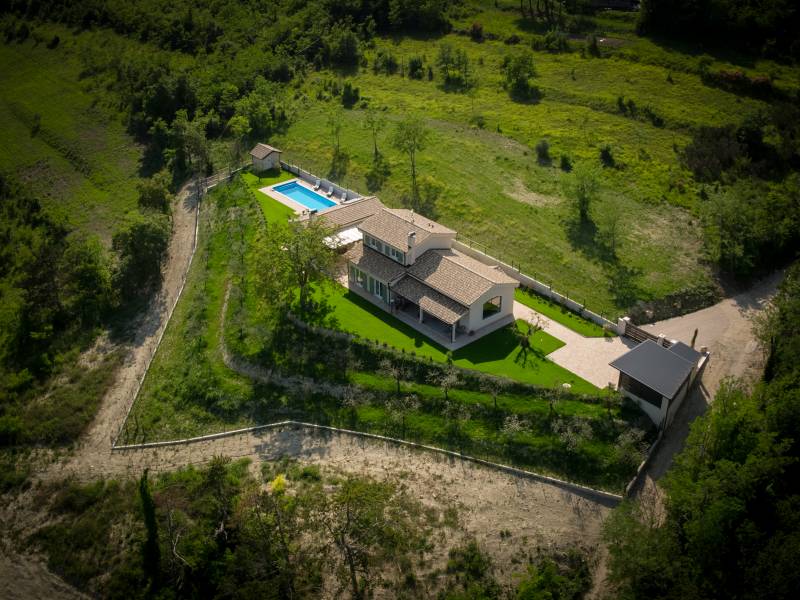 Villa Augustina, villa di lusso con piscina in Groznjan, Istria, Croazia Pogled iz ptičije perspektive na imanje Villa Augustina, villa di lusso con piscina in Groznjan, Istria, Croazia Pogled iz ptičije perspektive na imanje