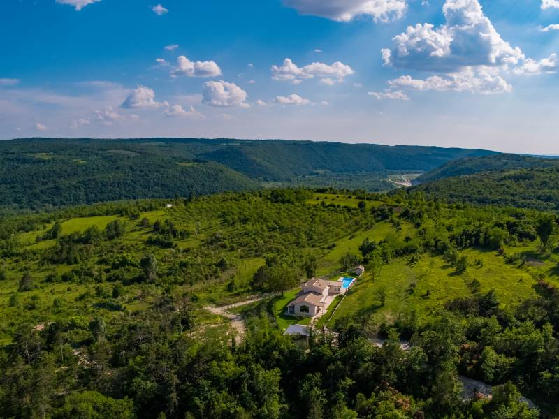 Villa Augustina, villa di lusso con piscina in Groznjan, Istria, Croazia Pogled iz zraka na imanje i okolicu Villa Augustina, villa di lusso con piscina in Groznjan, Istria, Croazia Pogled iz zraka na imanje i okolicu