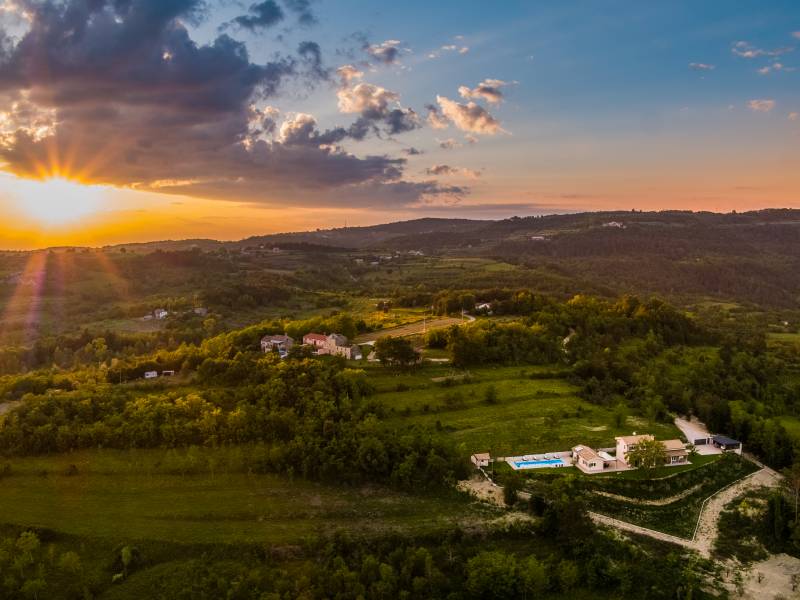 Villa Augustina, villa di lusso con piscina in Groznjan, Istria, Croazia Zalazak sunca Villa Augustina, villa di lusso con piscina in Groznjan, Istria, Croazia Zalazak sunca