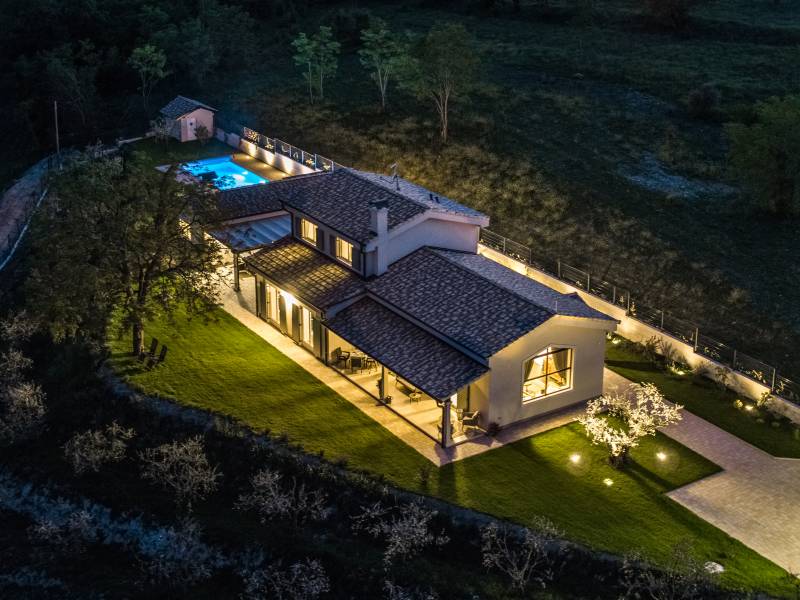 Villa Augustina, villa di lusso con piscina in Groznjan, Istria, Croazia Cijelo imanje noću iz zraka Villa Augustina, villa di lusso con piscina in Groznjan, Istria, Croazia Cijelo imanje noću iz zraka