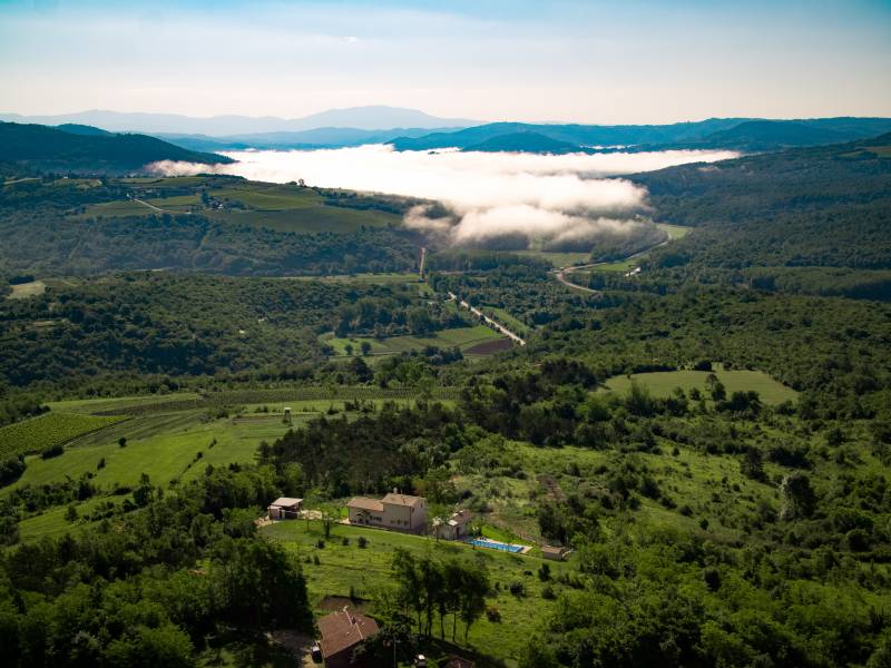 Villa Augustina, villa di lusso con piscina in Groznjan, Istria, Croazia Pogled iz zraka na imanje i okolicu Villa Augustina, villa di lusso con piscina in Groznjan, Istria, Croazia Pogled iz zraka na imanje i okolicu
