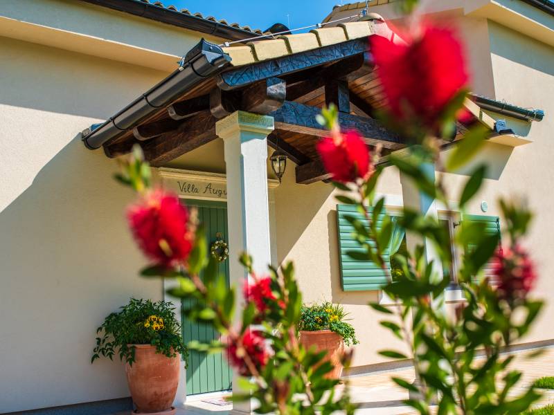 Villa Augustina, villa di lusso con piscina in Groznjan, Istria, Croazia Detalj glavnog ulaza u villu Villa Augustina, villa di lusso con piscina in Groznjan, Istria, Croazia Detalj glavnog ulaza u villu