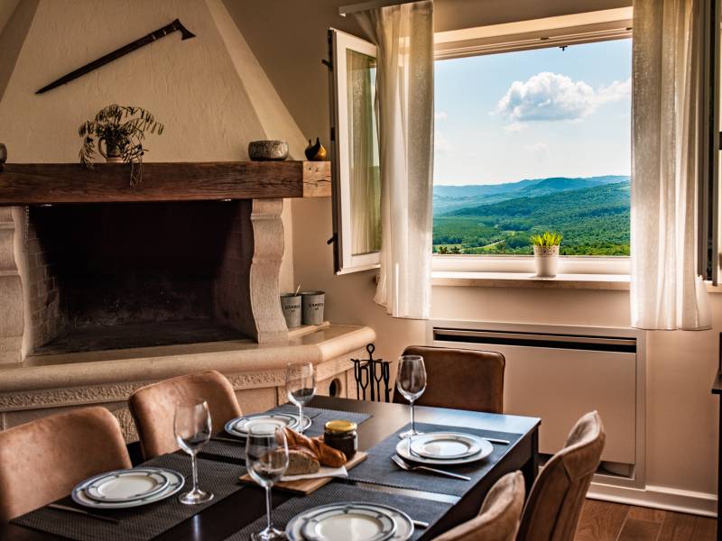 Villa Augustina, villa di lusso con piscina in Groznjan, Istria, Croazia Konoba sa kuhinjom i kaminom Villa Augustina, villa di lusso con piscina in Groznjan, Istria, Croazia Konoba sa kuhinjom i kaminom
