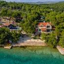 Vila z bazenom, neposredno ob morju, Milna, otok Brač, Dalmacija, Hrvaška 