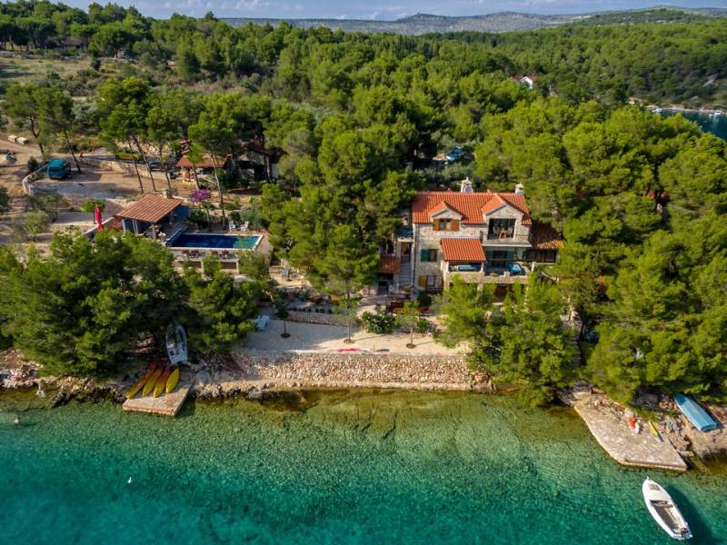 Vila sa bazenom direktno na moru, Milna, otok Brač, Dalmacija 
