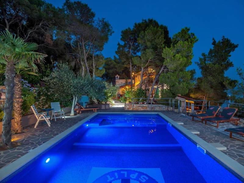 Villa met zwembad direct aan zee, Milna, eiland Brac, Dalmatië, Kroatië 