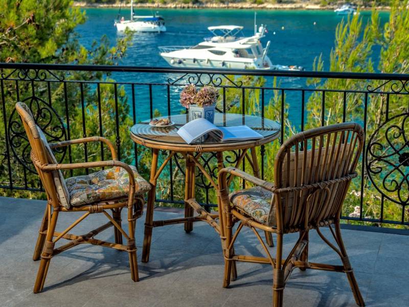 Villa with pool, direct on the sea, Milna, island Brac, Dalmatia, Croatia 