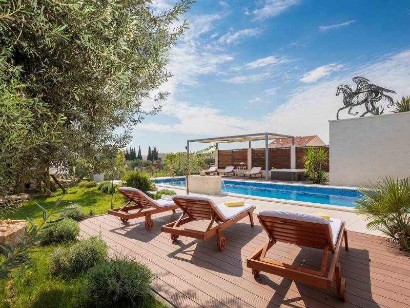 Luxus Ferienhaus mit Pool, Jacuzzi und Sauna in Kastel Luksic, Dalmatien, Kroatien 