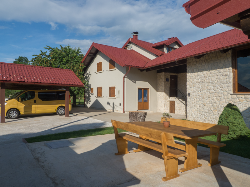 Luksuzne hiše z notranjim bazenom in savno v Liki, v bližini Plitviških jezer, Hrvaška 