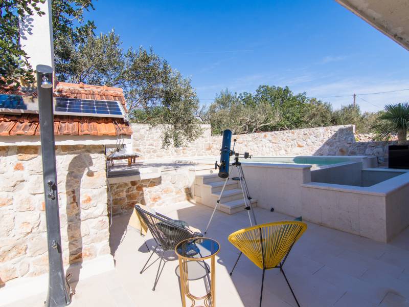 Villa Pearl of Adriatic with private pool, 10 m from the sea, island Drvenik Mali, Dalmatia 