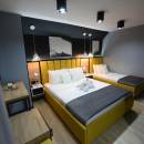 Dream House Kolasin - Trokrevetna soba Deluxe 1 single bed  and 1 large double bed