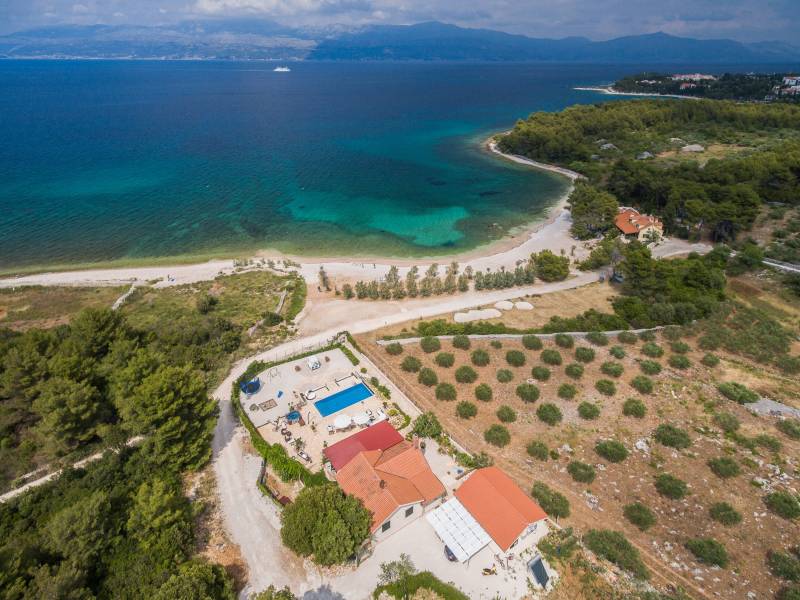 Vila Mirca s bazénem, pri mori, Ostrov Brac, Dalmácie, Chorvátsko 