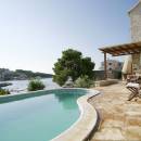 Dalmatinska hiša z bazenom, Sumartin, otok Brač, Dalmacija, Hrvaška 