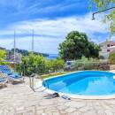 Dalmatinska hiša z bazenom, Sumartin, otok Brač, Dalmacija, Hrvaška 