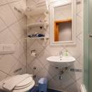 Villa Komiza, isola Vis, Dalmazia, Croazia Masterbedroom bathroom first floor