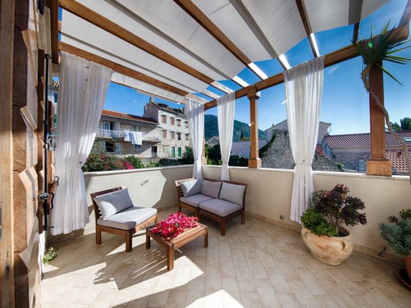 Ferienhaus Komiza, Insel Vis, Dalmatien, Kroatien Masterbedroom private terrace first floor
