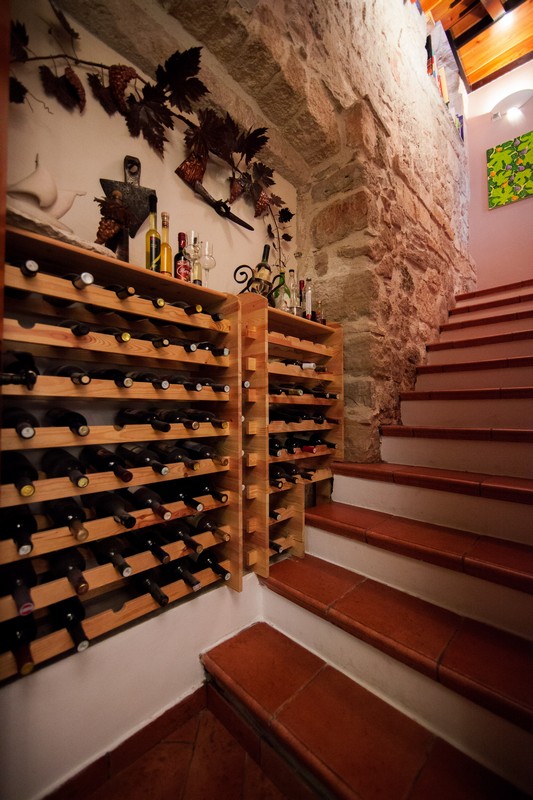 Ferienhaus Komiza, Insel Vis, Dalmatien, Kroatien Stairs to the first floor - honesty bar